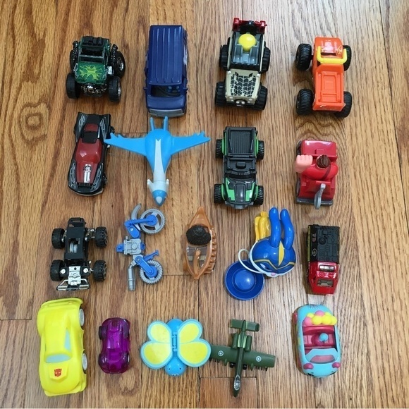 Lots of 18 toy small Cars Vehicles - Picture 1 of 13